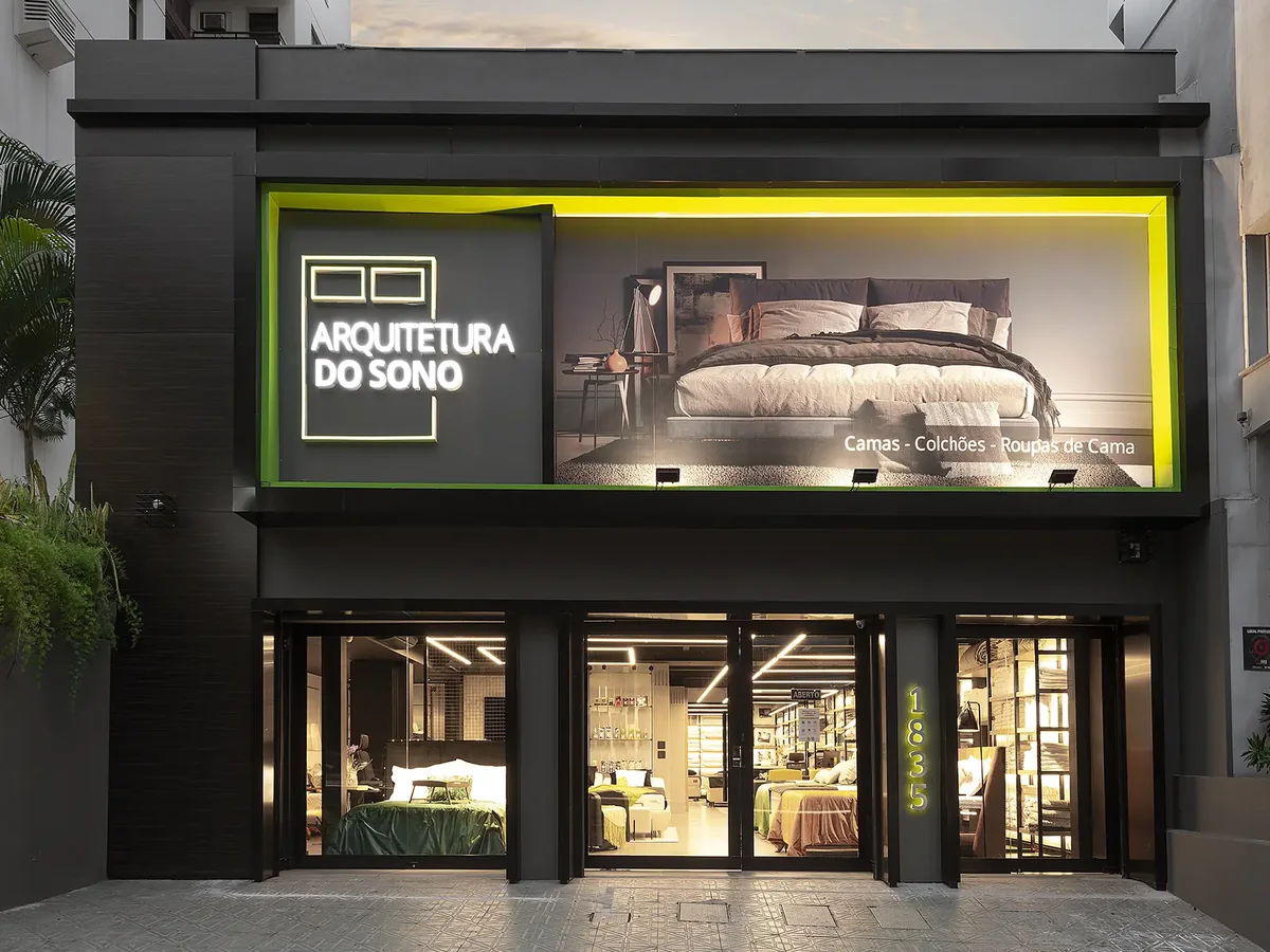 Fachada iluminada da loja Arquitetura do Sono, retrofit assinado pela Progetta Studio em Florianópolis