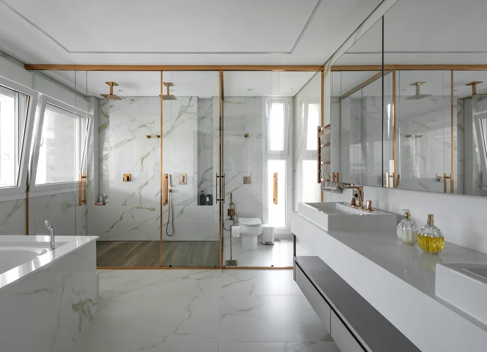 Banheiro revestido em mármore em projeto de interiores da Progetta Studio