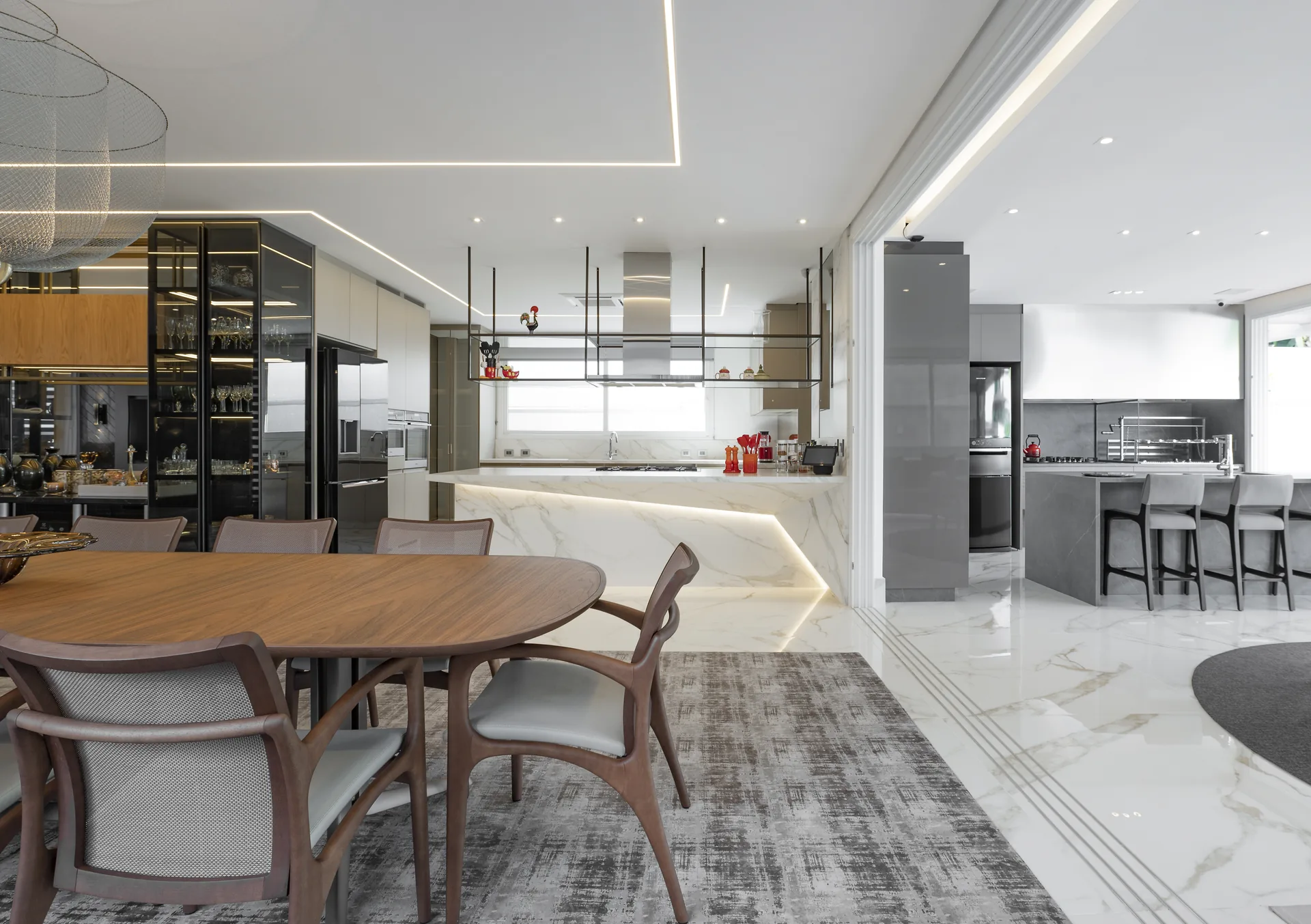 Cozinha integrada à sala de jantar em residência da Progetta Studio