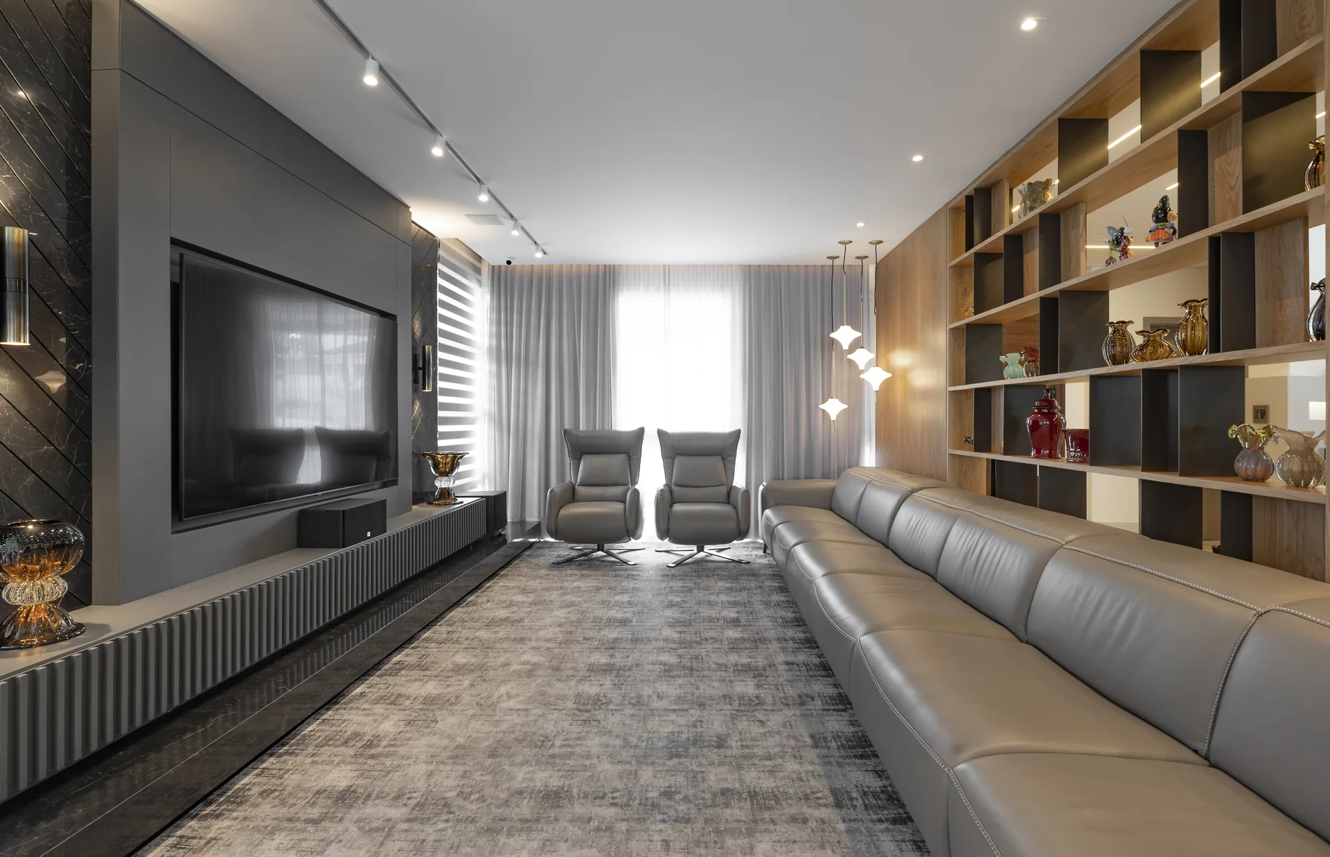 Living integrado de residência de alto padrão projetada pela Progetta Studio em Florianópolis