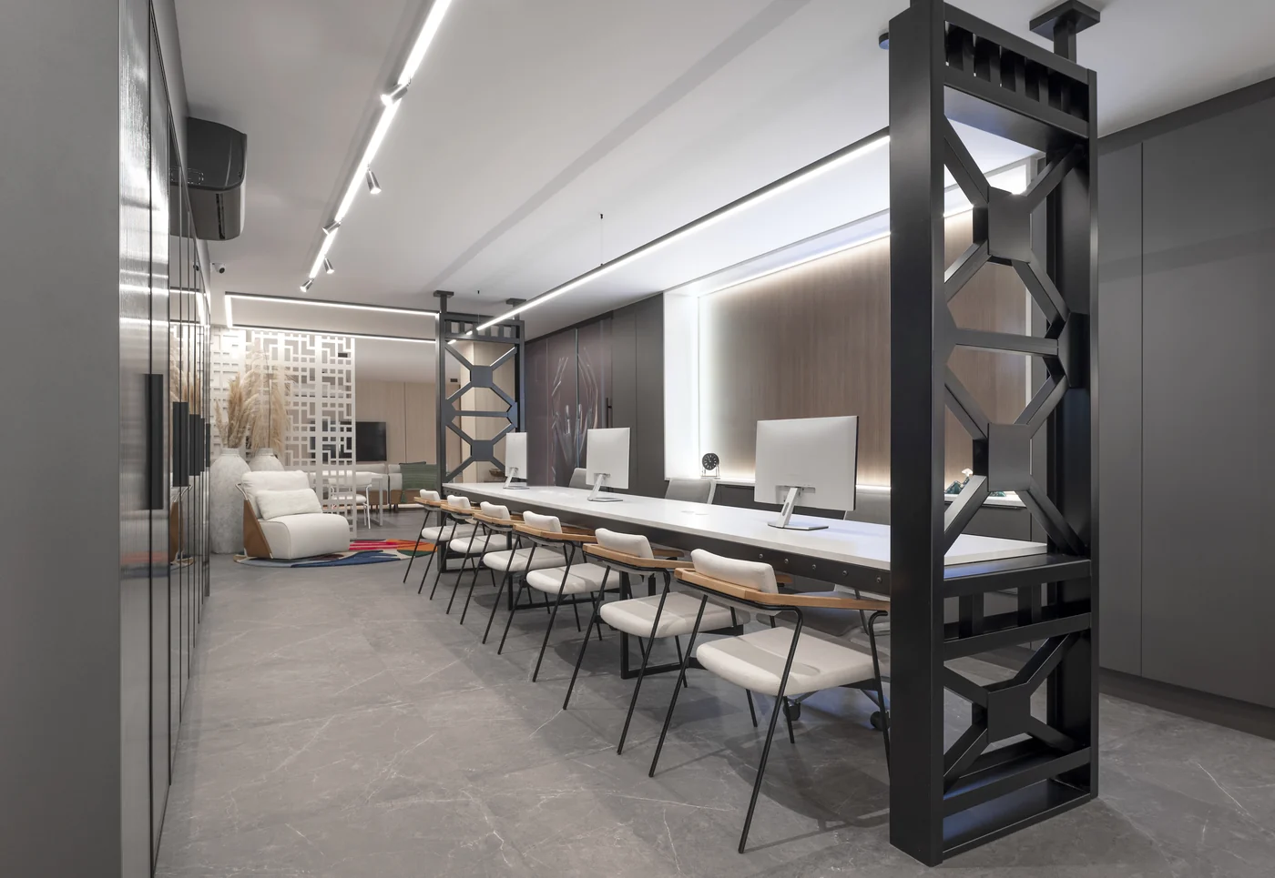 Estações de trabalho em projeto comercial da Progetta Studio