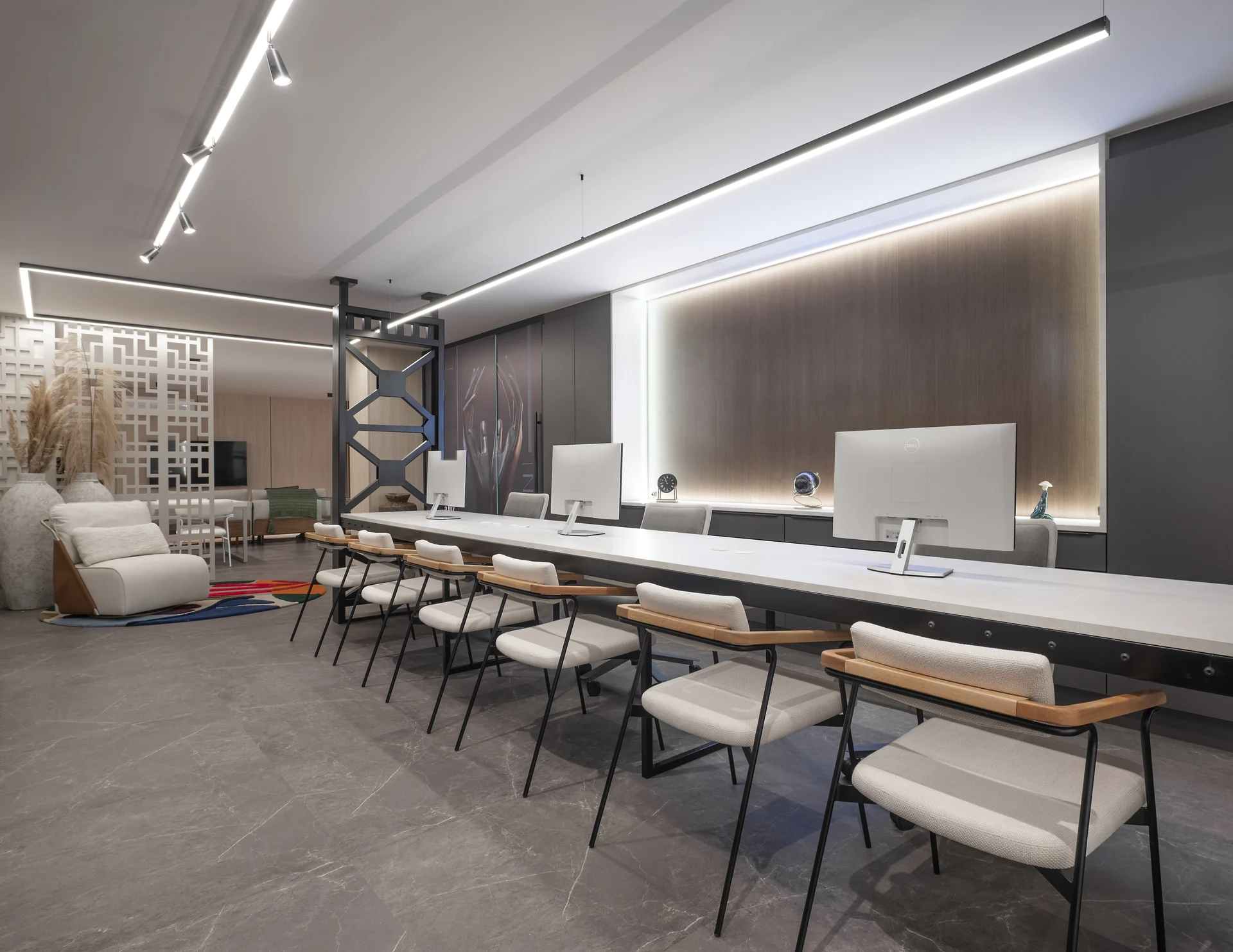 Recepção de showroom comercial projetado pela Progetta Studio em Florianópolis