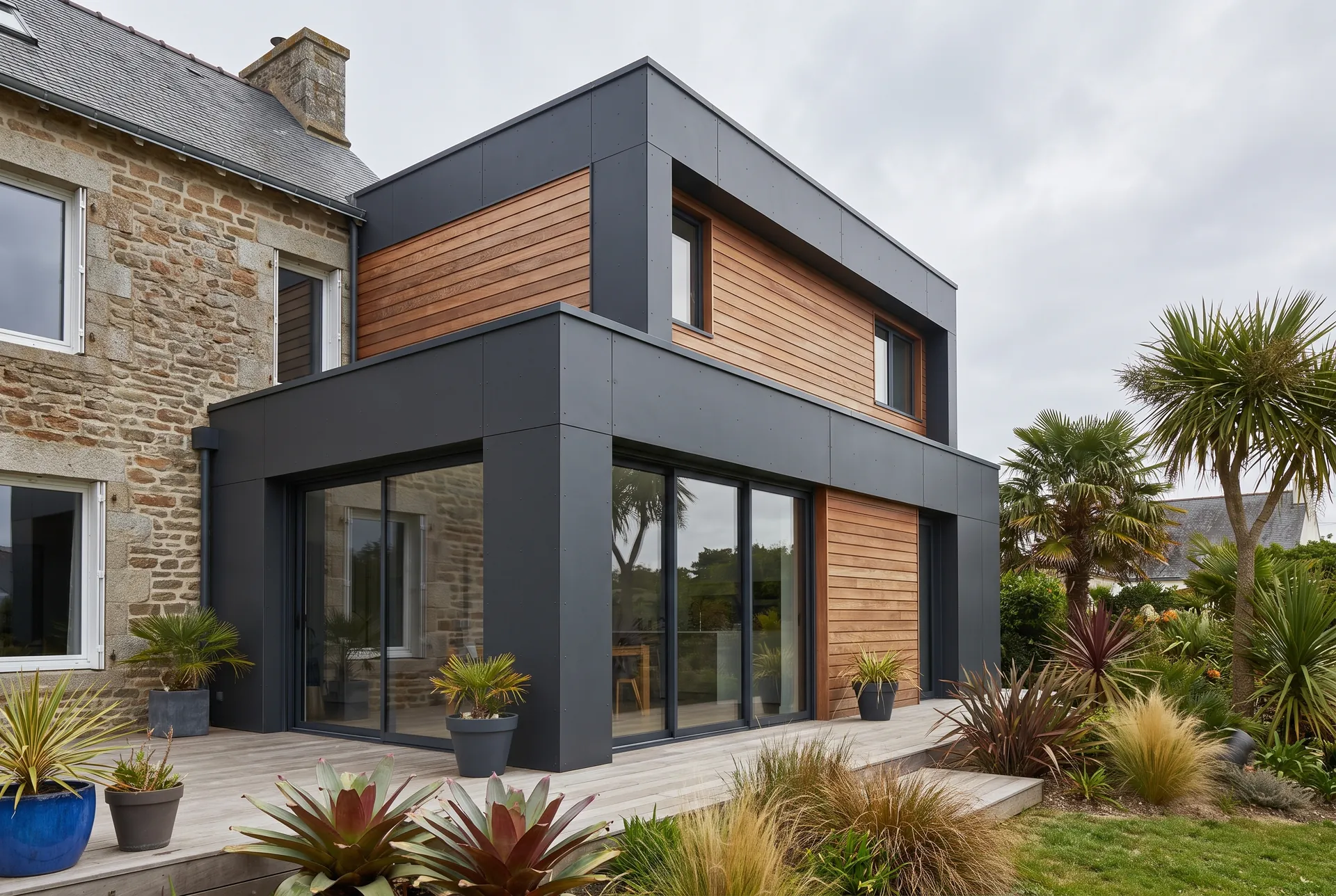Ampliação contemporânea em steel frame integrada a uma casa existente