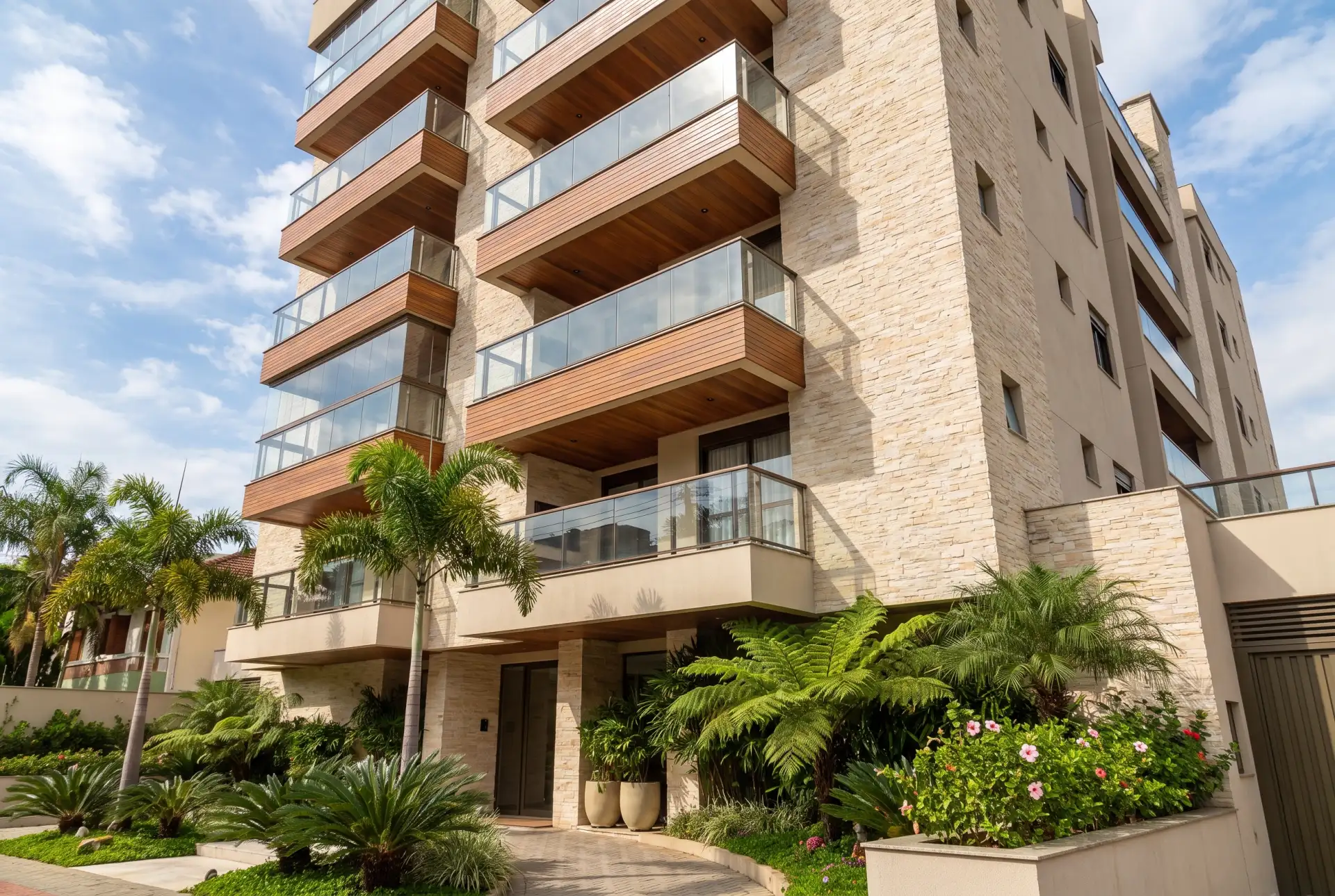 Fachada de edifício residencial contemporâneo com varandas envidraçadas