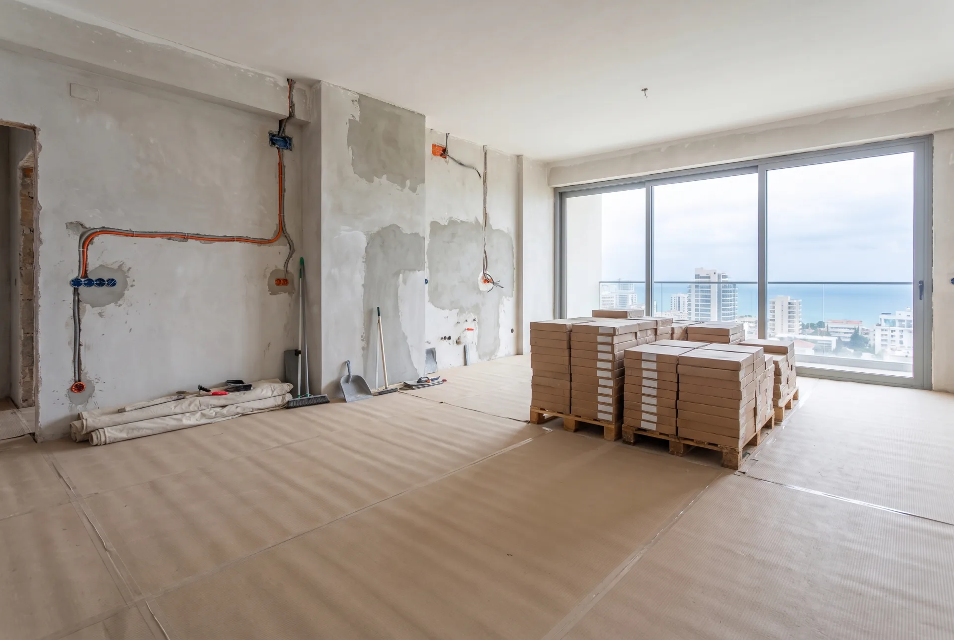 Apartamento em reforma com piso protegido e paredes em preparação